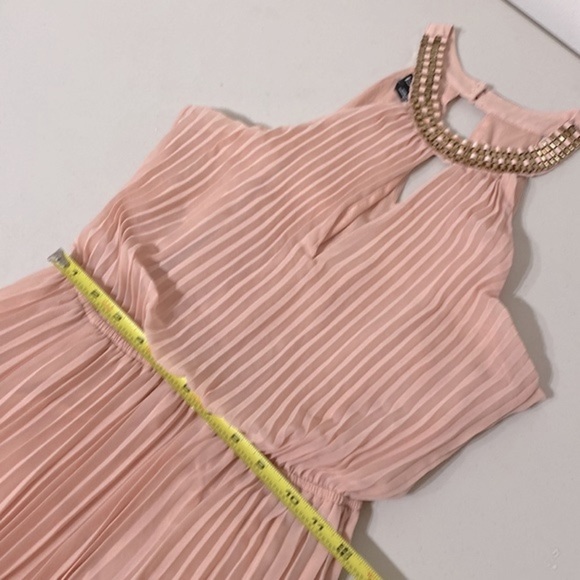 bebe Louisa Necklace Detail Pleated maxi blouson dress in peach chiffon size 6P - Picture 10 of 14